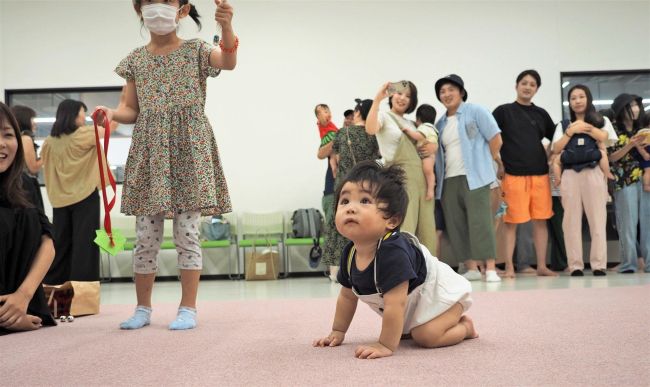 赤ちゃん２７人が元気にハイハイ　笑顔いっぱいの「運動会」