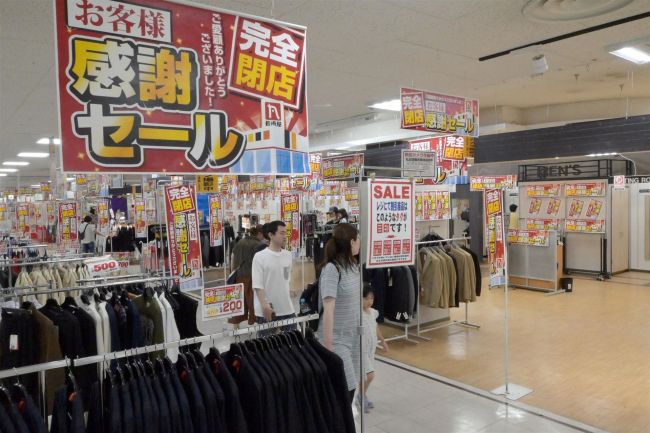 【写真】長崎屋帯広直営売り場今夜閉店 名残惜しむ買い物客