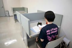学習室を利用する高校生