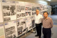 パネル展を紹介する（右から）佐野周二事務局長と廣山代表