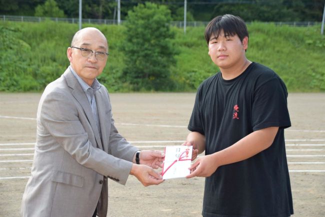 【写真】陸別中に砲丸投げサークル JA陸別町 コンクリート製を寄贈