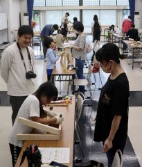多くの親子でにぎわった親子木工教室