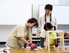 椅子製作に挑戦する親子（左から２人目が馬場さん）