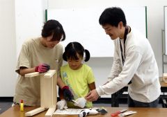 馬場さん（右）にアドバイスをもらいながら椅子の製作に挑戦する親子
