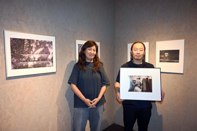 【写真】加納さん臼井さんの写真展　２０日までミントカフェで開催