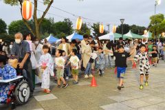 親子盆踊りを楽しむ来場者