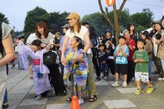 親子盆踊りを楽しむ来場者