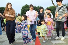 親子盆踊りを楽しむ来場者