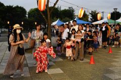 親子盆踊りを楽しむ来場者