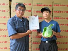 「さらべつきゃべつ」で野菜ソムリエサミット銀賞を受賞した道見さん（左）と長男の康平さん