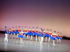 華やかな踊りを披露する生徒