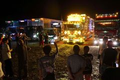 会場に集まったきらびやかな電飾のアートトラック