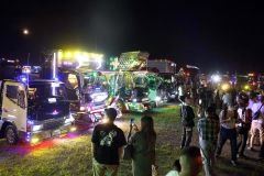 会場に集まったきらびやかな電飾のアートトラック