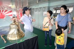内部を一般に公開　十勝港に停泊中の「しらせ」 10