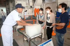 大勢の家族連れらが来場した「しらせ」の一般公開。艦内では「南極の氷」も展示された（２日午前９時半ごろ）