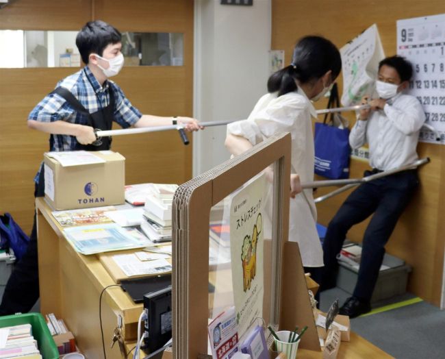 【写真】不審者対応　訓練で学ぶ　幕別町図書館３館合同