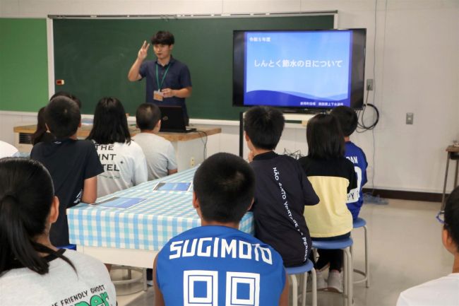 【写真】飲用水の大切さ忘れずに　新得小で節水の日授業