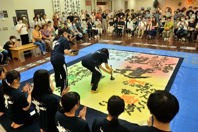 巨大なキャンパスに筆自在 大谷高書道部がパフォーマンス