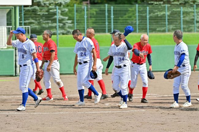 【写真】還暦野球はつらつ、帯広シニアスターズが強豪・奈良マスターズを招待して試合　１３―８勝利