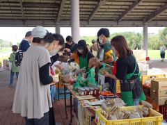施設で育てた野菜の詰め放題は人気を集めた