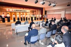 町議会や町内主要団体の関係者を集めて開かれた開町記念式典