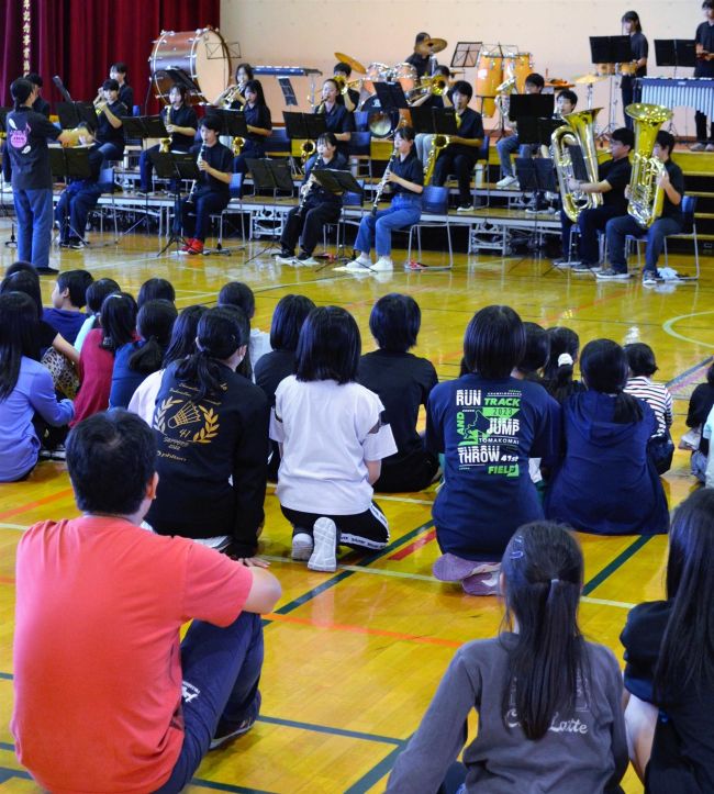 【写真】池田中吹奏楽部　迫力の演奏披露　池田小で