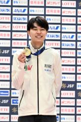 男子１０００メートルで優勝をし、表彰台で笑顔を見せる山田和哉（金野和彦撮影）