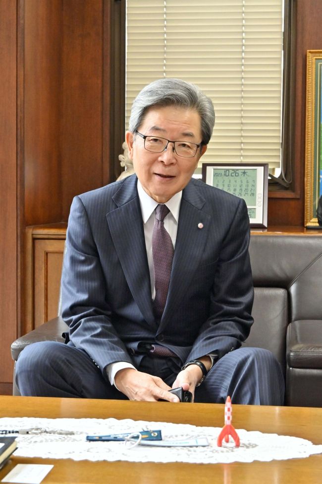 【写真】北海道電力名誉顧問の真弓明彦氏が来社