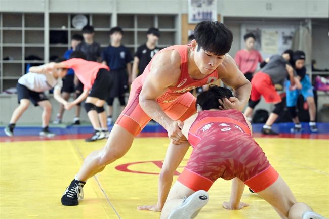 【写真】オリンピアン高谷氏と清水選手がレスリング指導、帯広で強化合宿