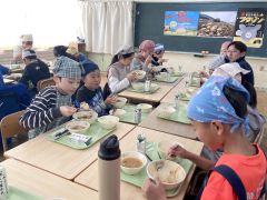 帯広地方卸売市場寄贈の食材を使った給食を楽しむ本別中央小の児童たち