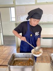 「豚ジンギスカンおいしい」　帯広卸売市場の食材で給食　本別の児童ら 3