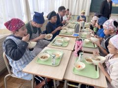 帯広地方卸売市場寄贈の食材を使った給食を楽しむ本別中央小の児童たち