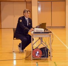 陸別中の生徒たちにネットトラブルについて説明する田中所長