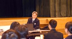 陸別中の生徒たちにネットトラブルについて説明する田中所長