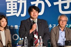 前塚研二氏（中央）