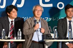 高橋幸弘氏（中央）