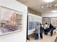 多彩なジャンルの力作を鑑賞する来館者