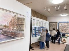 多彩なジャンルの力作を鑑賞する来館者
