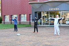 小学校生活最後のラジオ体操で皆のお手本となる武田さん（中央）