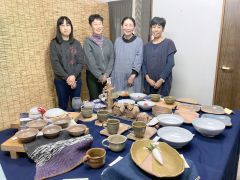 日常で使いやすい陶器や遊び心のある作品が並ぶ会場(左端が主宰する青木さん)