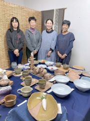 日常で使いやすい陶器や遊び心のある作品が並ぶ会場(左端が主宰する青木さん)