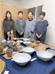 日常で使いやすい陶器や遊び心のある作品が並ぶ会場(左端が主宰する青木さん)