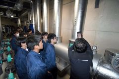 設備を見学する生徒ら