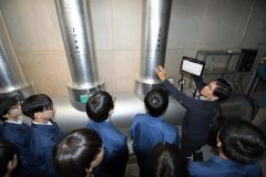 設備を見学する生徒ら