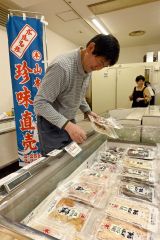 エスタ東館2階で営業を再開した山本水産。品出しする山本社長