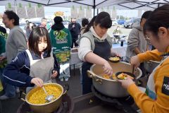 ポトフを盛り付ける生徒たち