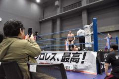熱戦に見入る観客