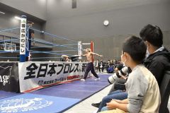 リング外での攻防に見入る観客