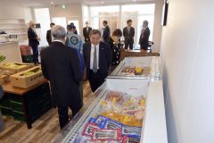 冷蔵庫内に多くの海産品が陳列されたローカルハブ。店舗入り口側にはカフェスペースが設けられた