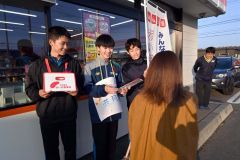 街頭募金活動を行う緑南中生徒会のメンバーら（左が棚橋生徒会長）